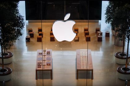 La diversificación de productos y servicios digitales de Apple ha sido la estrategia que los ayudó a recuperar la cima en el ranking de las marcas más valiosas de Estados Unidos.  EFE/EPA/DIEGO AZUBEL/Archivo
