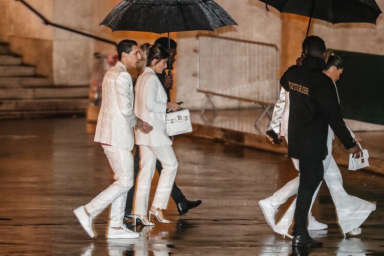 De impecable blanco, Ángel Di María y su pareja también se hicieron presentes (Zakaria ABDELKAFI / AFP)