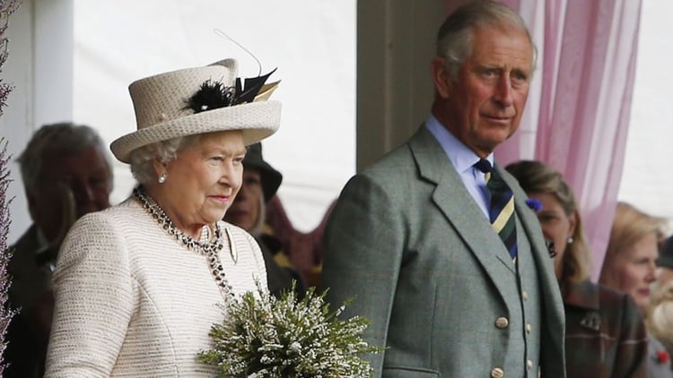 La reina Isabel, y su hijo y heredero al trono, el príncipe Carlos