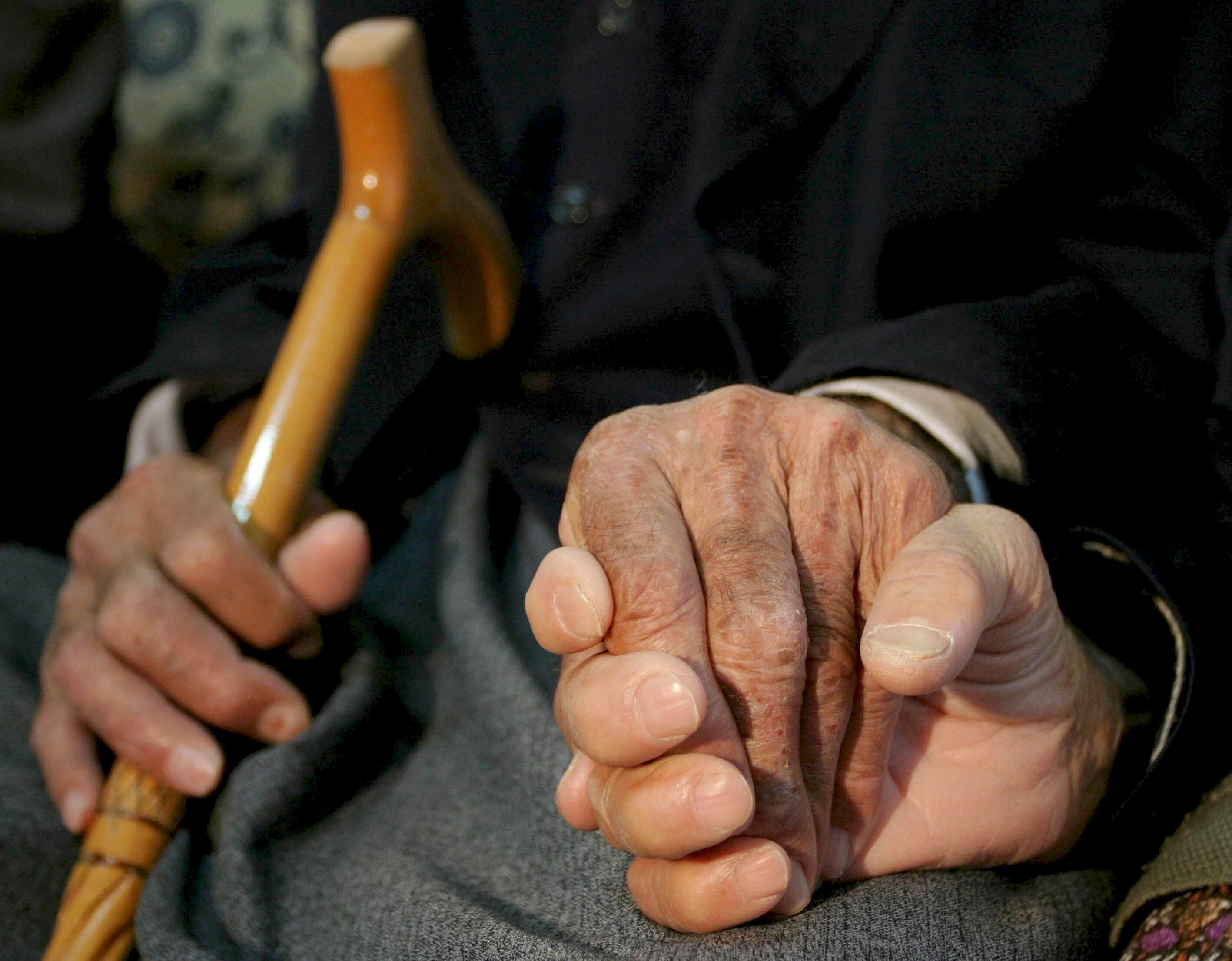 Vista de las manos de dos ancianos (EFE/Ensar Ozdemir/Archivo)
