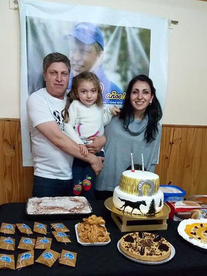 Federico en familia junto a Karina y la hija nacida en Inglaterra, Lucía. Caballos hasta en la torta de cumpleaños.