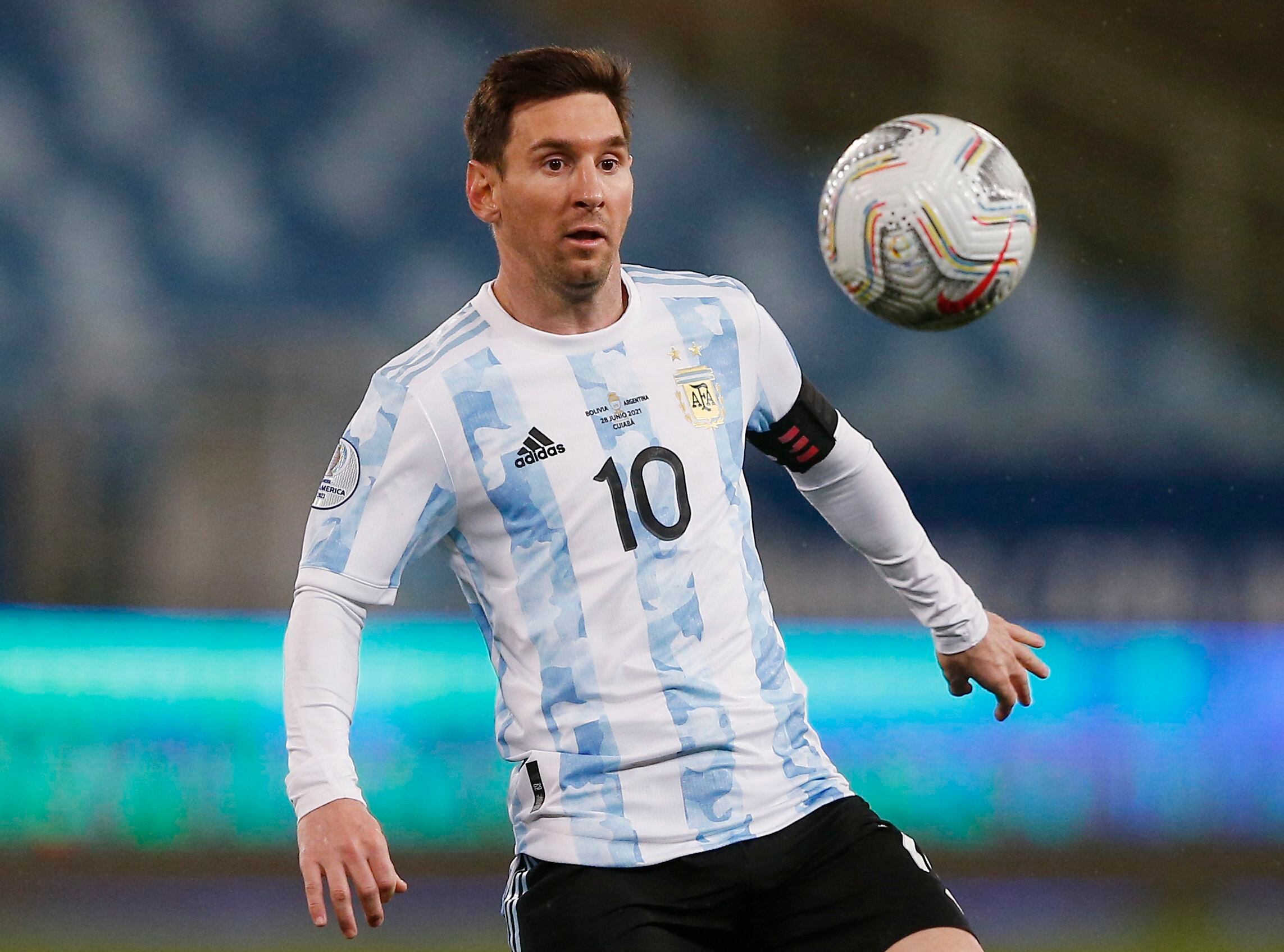 Lionel Messi, la bandera Argentina en la Copa América (REUTERS/Rodolfo Buhrer)