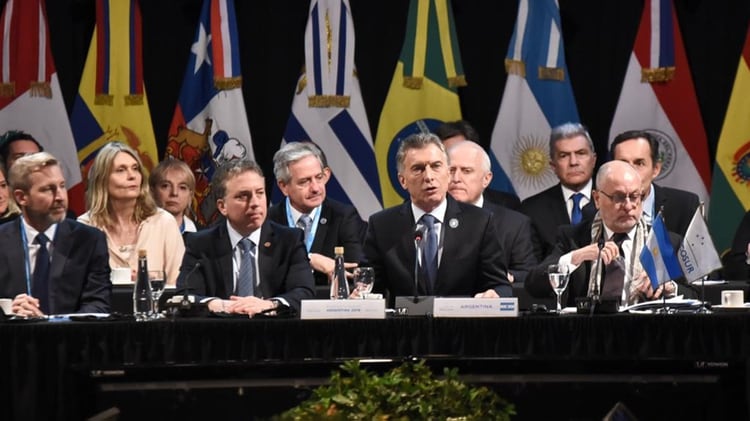 Mauricio Macri y el ministro Dujovne, en la cumbre del Mercosur de Santa Fe del mes pasado (EFE)
