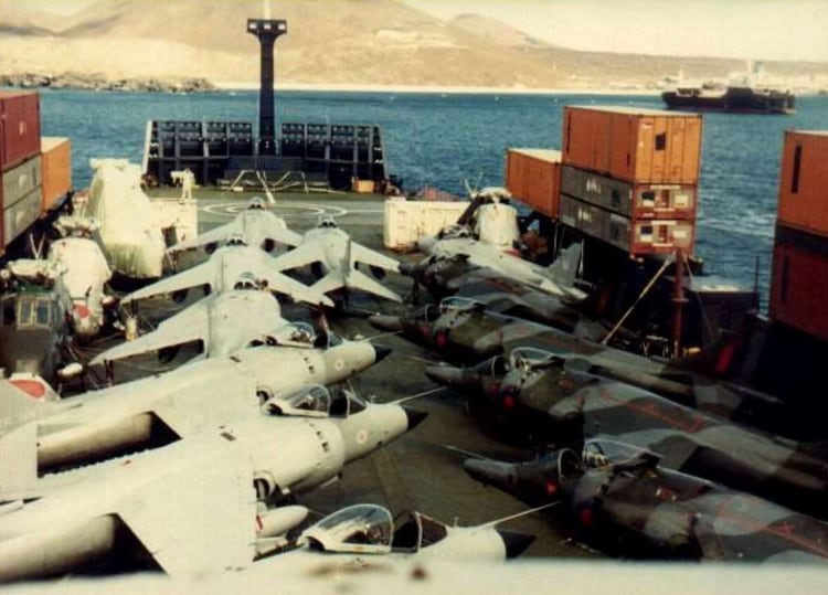 Los aviones Harrier y Sea Harrier embarcados en la Isla AscensiÃ³n y que operaron en mayo desde elÂ mercante.