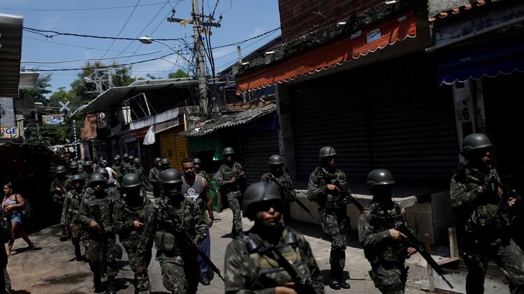 El ejército realiza un operativo en una favela de Río de Janeiro (Reuters)