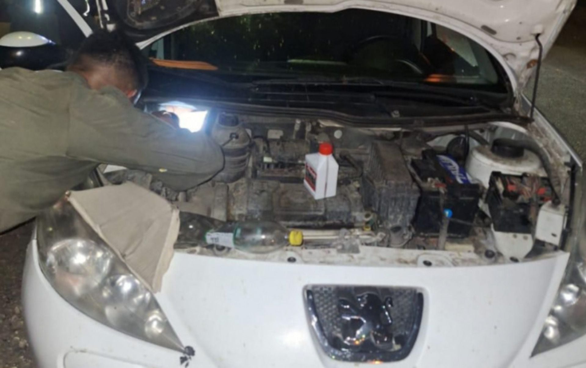 Gendarmería detectó más de 11 kilos de marihuana ocultos dentro de las puertas de un auto en Salta (GNA)