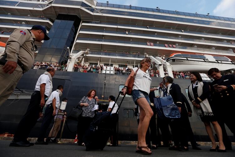 Los pasajeros, felices en el puerto de Sihanoukville, Camboya (REUTERS/Soe Zeya Tun)