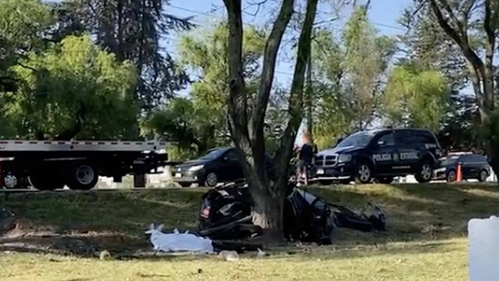 Conductor de auto derrapa y se impacta en contra de un árbol entre Toluca y Metepec; hay dos muertos
