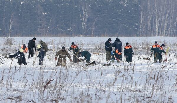 Continúan los trabajos de búsqueda en el lugar donde se accidentó el avión de Saratov Airlines. Murieron 71 personas (Reuters)