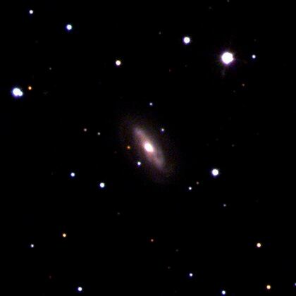 Imagen de la galaxia J0437+2456, donde los científicos consideran que existe un aguejro negro supermasivo "errante". EFE/Sloan Digital Sky Survey (SDSS).
