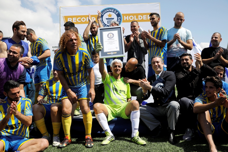Isaak Hayik, de 73 años de edad, celebra su récord tras un partido con el equipo de fútbol israelí Ironi Or Yehuda el 5 de abril de 2019. (Reuters)