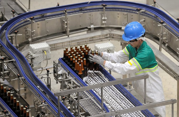  Un empleado trabaja en una planta de producción de cerveza en Sesquilé, Colombia, 3 de mayo, 2019. REUTERS/Carlos Julio Martínez