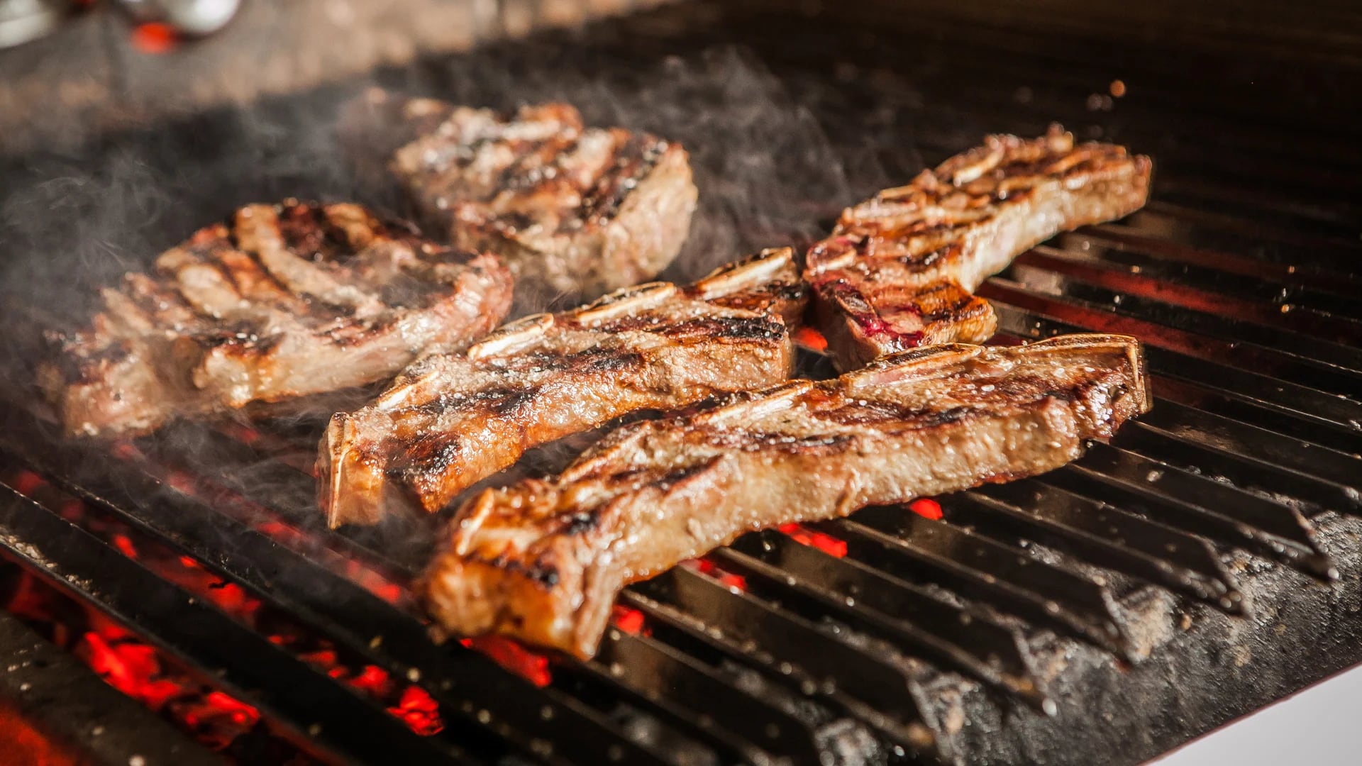 El asado de tira es uno de los cortes icónicos del asado argentino, reconocido en todo el mundo 