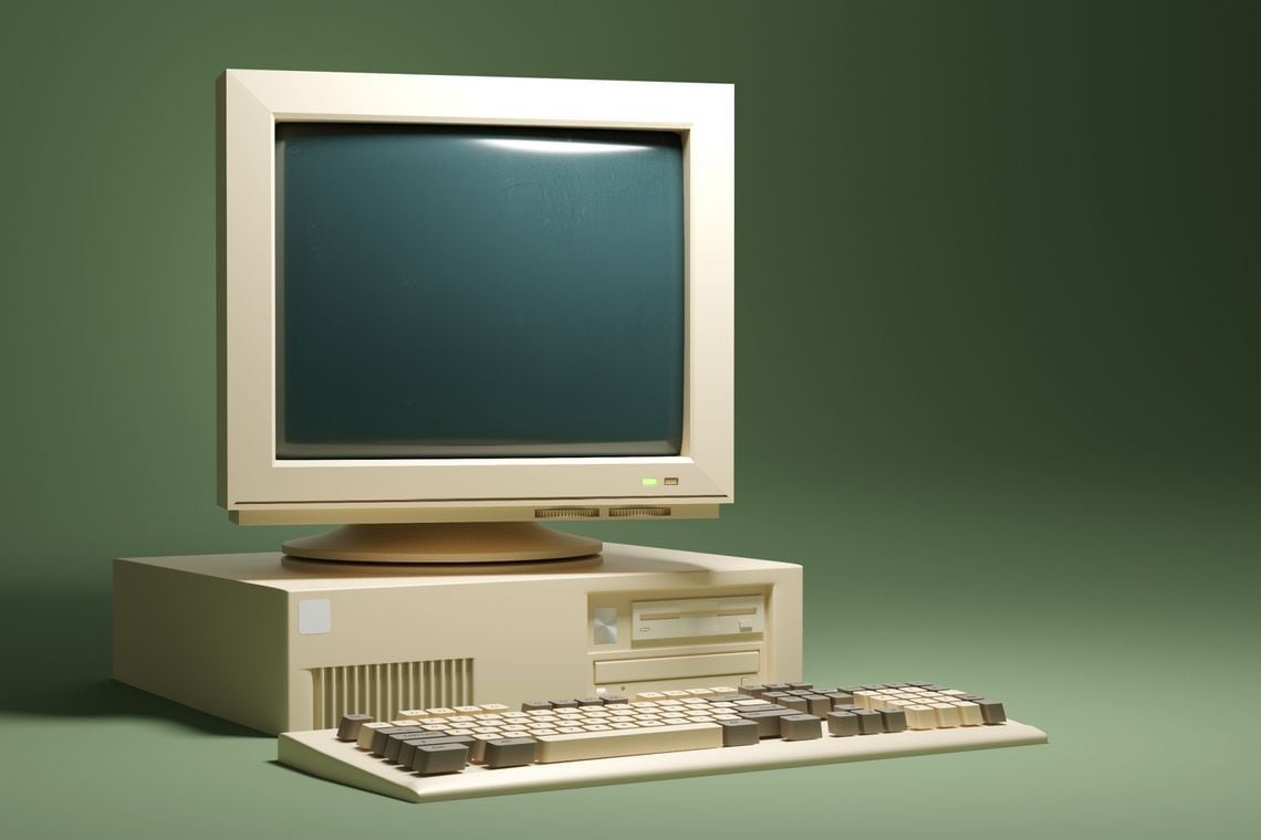 Computador antiguo. (solarseven/Shutterstock)