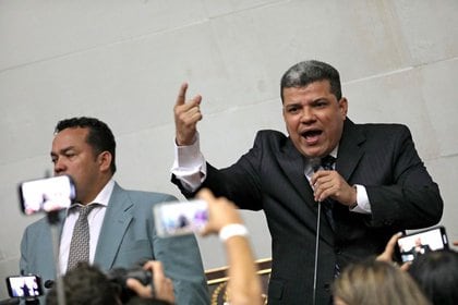 Nuevas sanciones contra el legislador Luis Parra, quien se autoproclamó presidente de la Asamblea Nacional de Venezuela (REUTERS/Manaure Quintero)