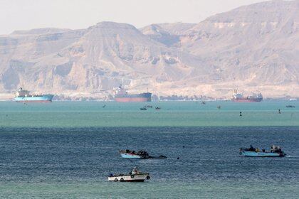 Se ven barcos y botes en la entrada del Canal de Suez, que fue bloqueado por el buque portacontenedores encallado Ever Given, Egipto 28 de marzo de 2021.