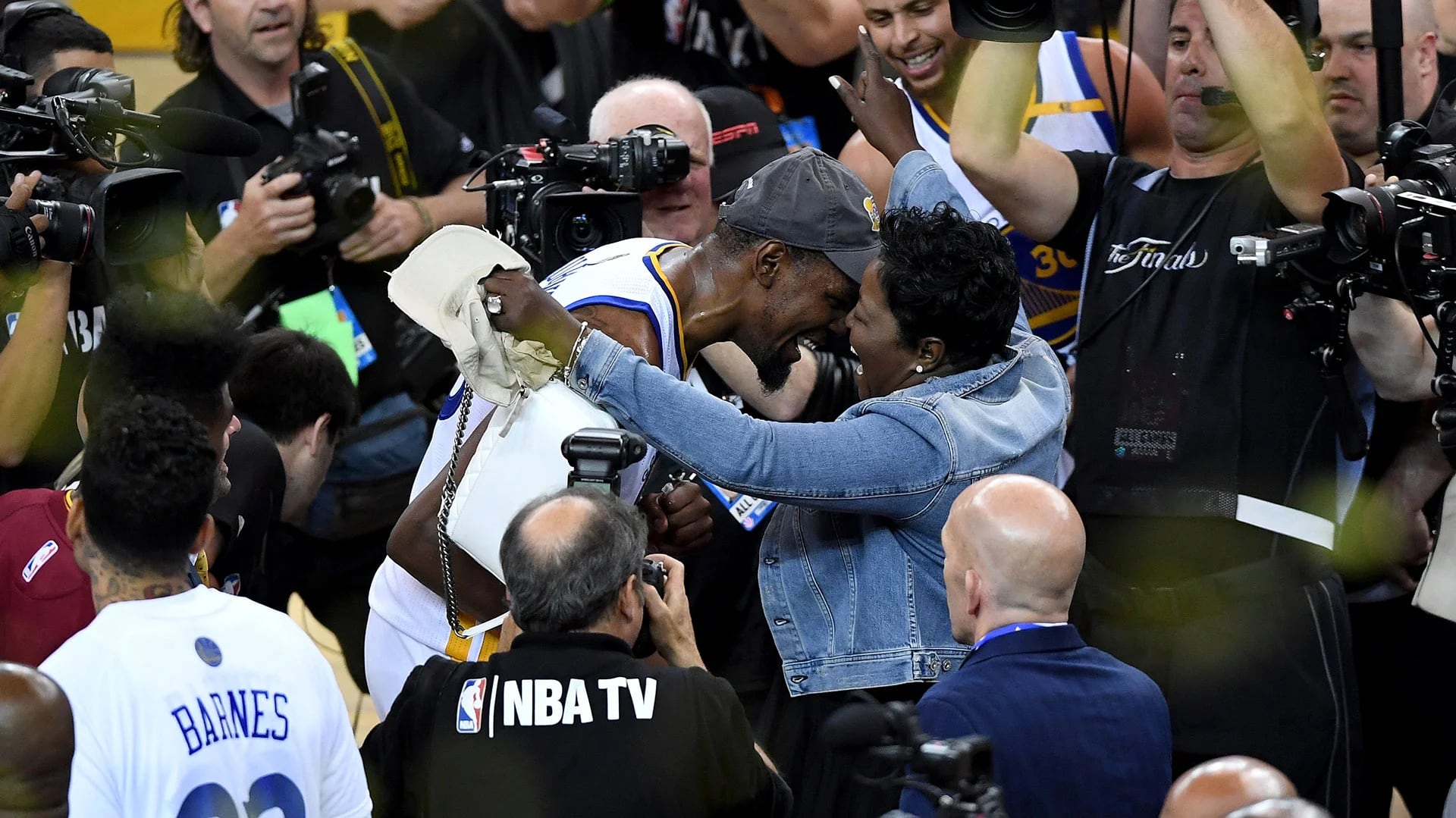 Kevin Durant celebra con su mamá su primer anillo en la NBA (Getty Images)