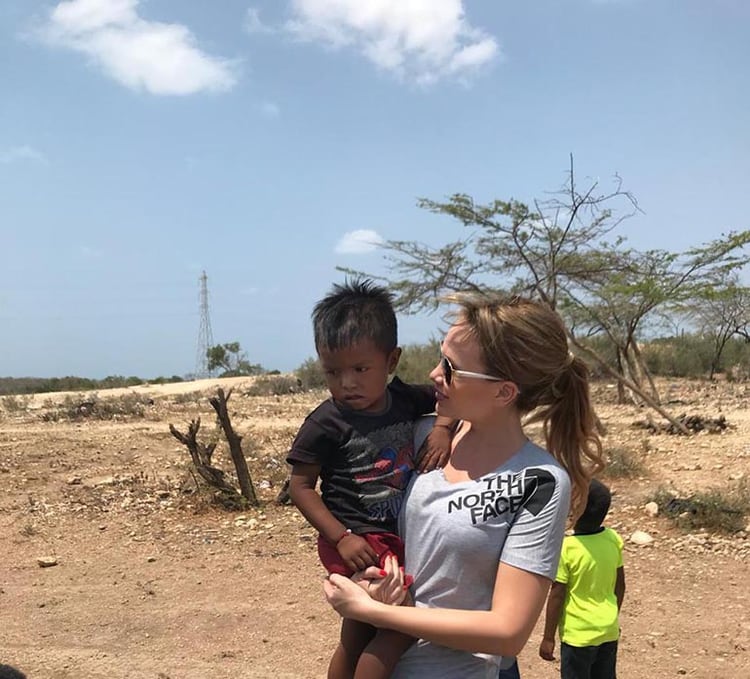 Natalia Denegri en Colombia durante la grabación del documental nominado sobre el hambre en la Guajira