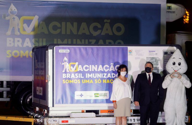 Funcionarios del Instituto Fiocruz y autoridades brasileñas asisten a la llegada del primer lote de vacunas de AstraZeneca procedentes de India en Río de Janeiro. REUTERS/Ricardo Moraes