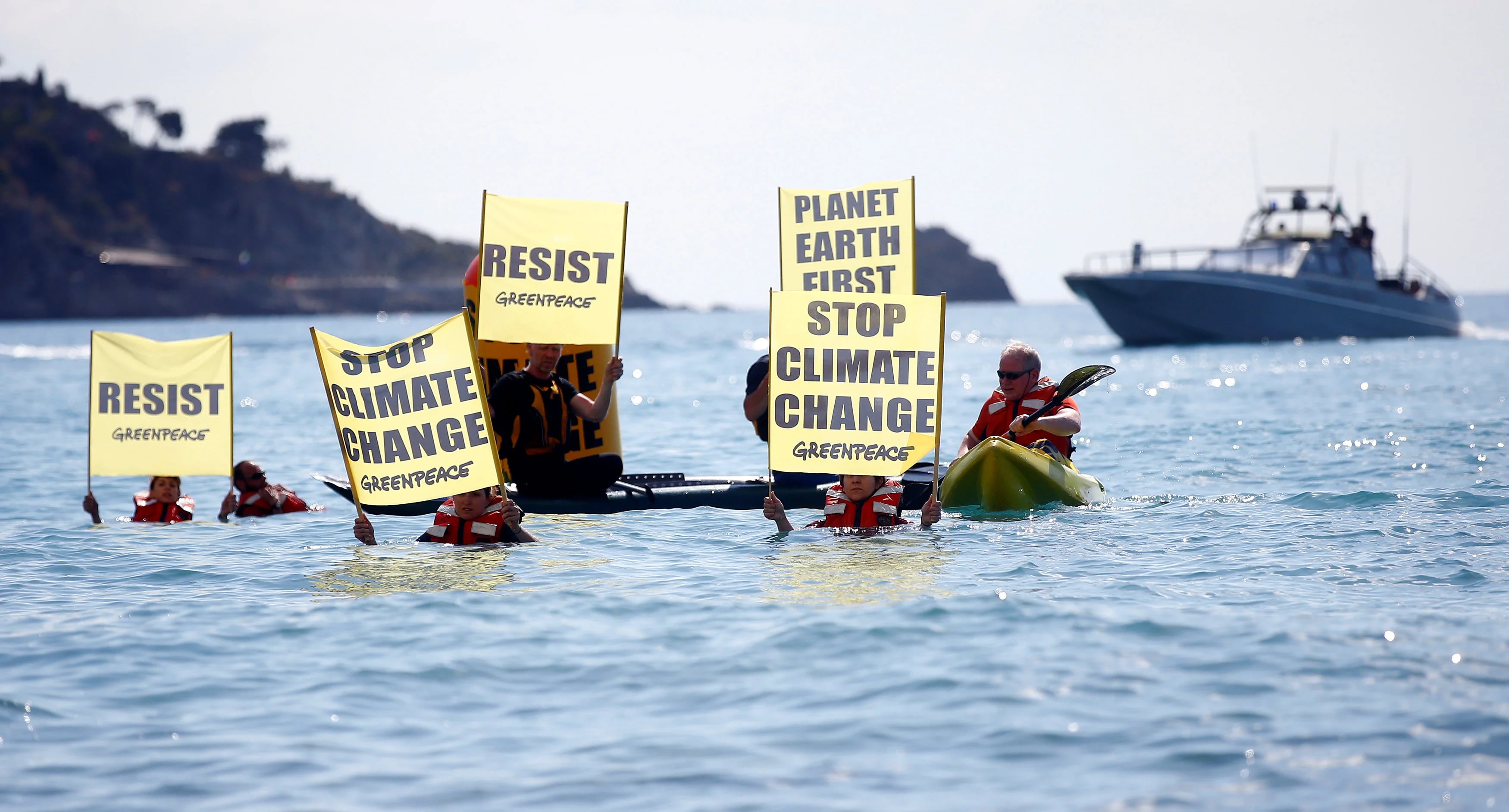 Activistas de Greenpeace se hacen presente en la cumbre y protestan ante los líderes del G7. (REUTERS)