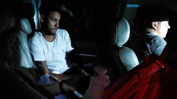 Neymar fue operado con éxito de su lesión en el pie derecho (Reuters)
