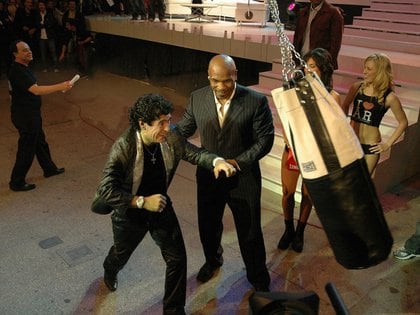 Momento de tensión: Tyson sacudió la bolsa con un puñetazo y casi quiebra la estructura (FotoBaires)