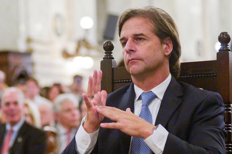 El presidente de Uruguay, Luis Lacalle Pou, durante una misa con miembros del nuevo gobierno en la Catedral Metropolitana de Montevideo, Uruguay, (REUTERS/Andres Cuenca Olaondo)