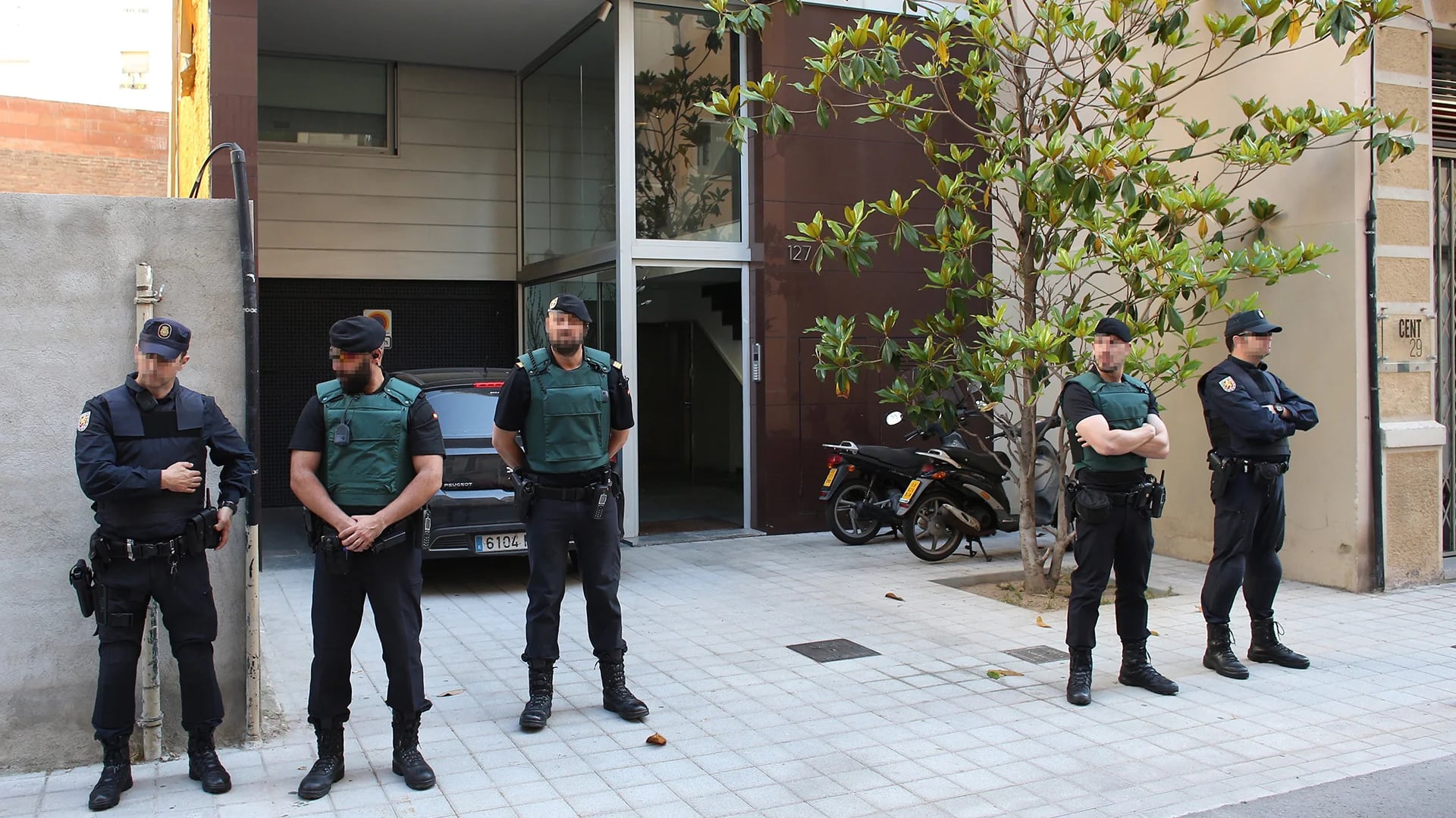 Efectivos policiales en el domicilio de Sandro Rosell, ex presidente del Barcelona detenido por presunto blanqueo de capitales (EFE)