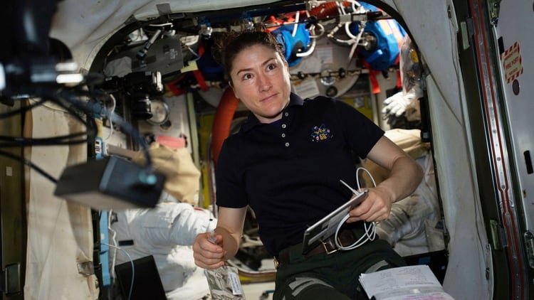 La ingeniera de vuelo Christina Koch, a bordo de la Estación Espacial Internacional. En marzo iba a estar en la primera caminata espacial de dos mujeres, pero no pudo participar debido a su traje. NASA vía Associated Press