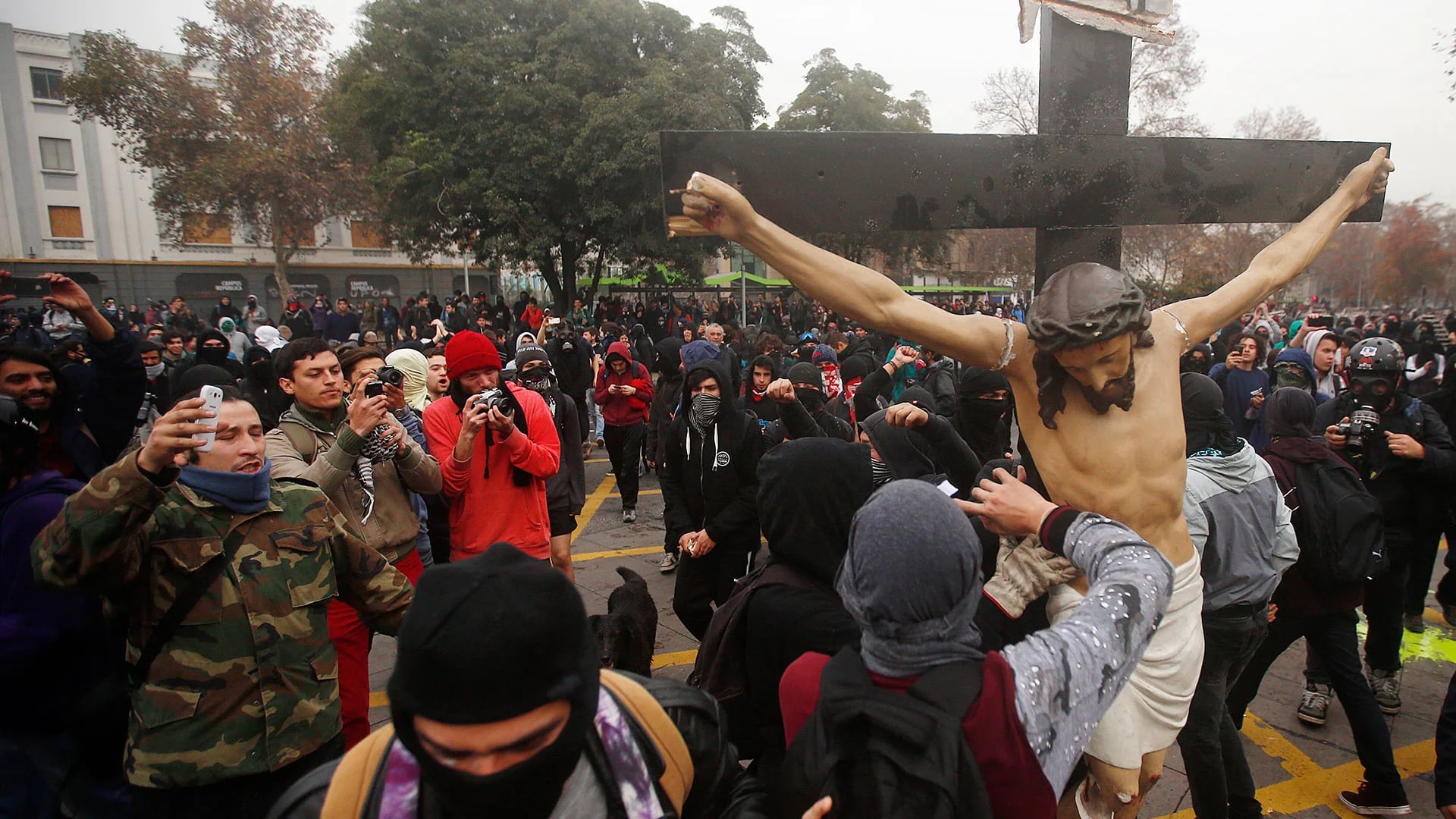 Al final de la protesta, algunos estudiantes saquearon una iglesia (EFE)