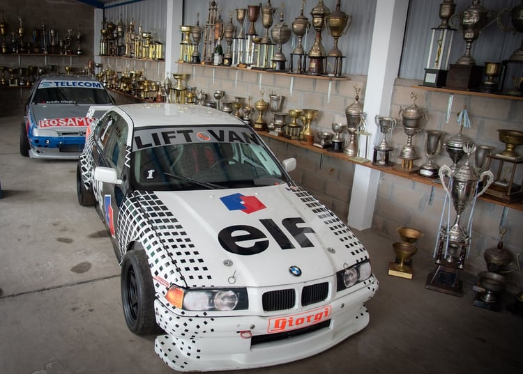 El BMW Serie 3 de Top Race de 2003 con el que logró su último título. Detrás es el Peugeot 405, campeón de TC 2000 en 1995. (Fede Asenjo)