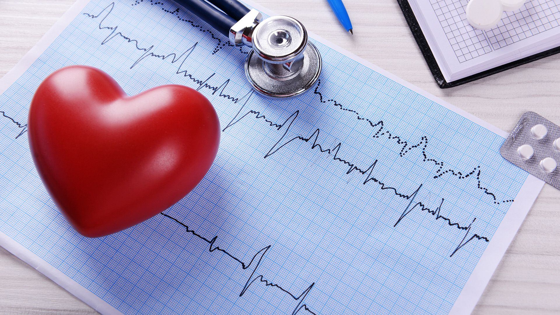 Es necesario evaluar en forma personalizada la presencia de los llamados "factores de riesgo", o sea  aquellas condiciones que aumentan la posibilidad de enfermar del corazón (Shutterstock)