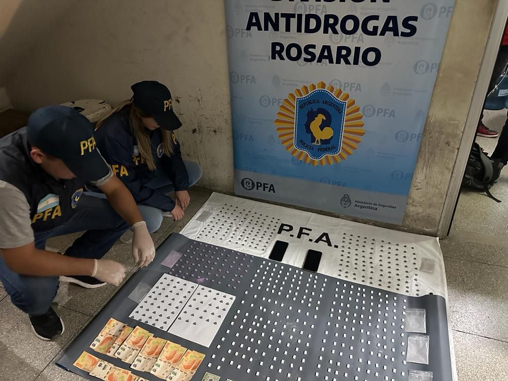 El botín secuestrado por la División Antidrogas de Rosario (Fotos: Versión Rosario)