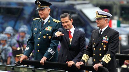 El expresidente de México Enrique Peña Nieto (c) y el exsecretario de Defensa Nacional, General Salvador Cienfuegos (i) (Foto: EFE / Mario Guzmán / Archivo)