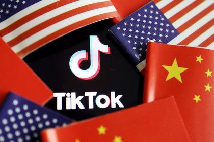 En medio de las tensiones comerciales con China, Donald Trump dio un ultimátum a Tiktok para que abandonara su actividad en EEUU (REUTERS/Florence Lo/Illustration)