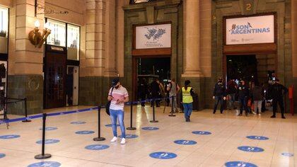A diferencia de lo que sucedía en los últimos días, policías y funcionarios se situaron en la puerta de la Estación Retiro para pedir los permisos de circulación (Retiro)