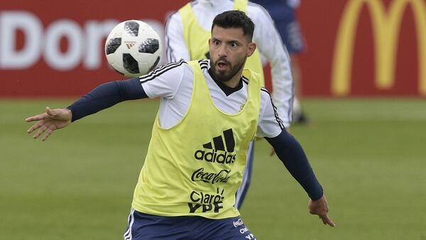 Sergio Agüero aventaja a Gonzalo Higuaín para ser el 9 ante Islandia (AFP)