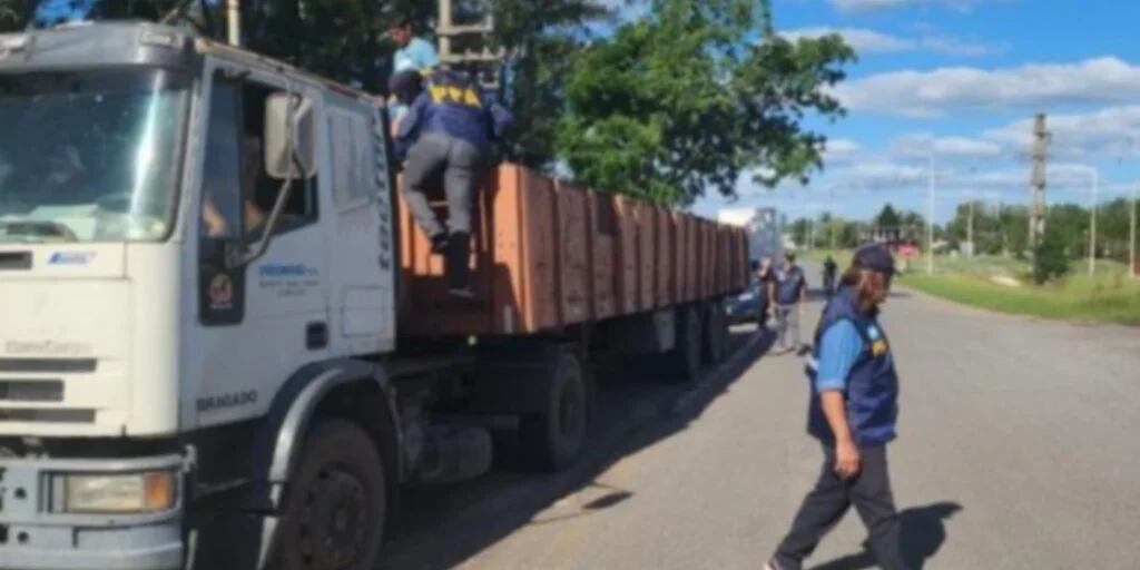 La Policía Federal secuestró un camión que transportaba rieles ferroviarios sin documentación legal