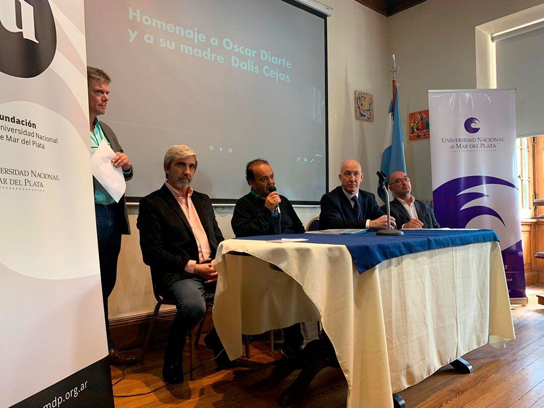 En el centro y tomando la palabra, Osvaldo Hillar. A sus costados, el embajador del Reino Unido en Argentina, Mark Kent, y el presidente de la Fundación No Me Olvides, Julio Aro