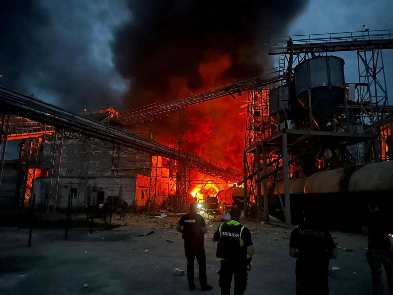 Rescatistas trabajan en una fábrica de aceite vegetal destruida por el ataque de misiles rusos en la región de Poltava  (REUTERS)