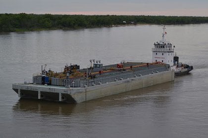 Un barco de carga en la Hidrovía