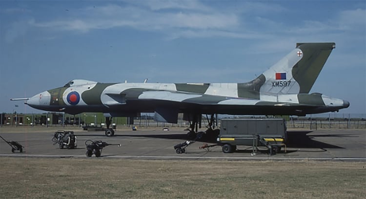 AviÃ³n Avro Vulcan B.2 utilizado por la Real Fuerza AÃ©rea para cumplir operaciones en el AtlÃ¡ntico Sur. Esta aeronave, matrÃ­cula XM597, cumpliÃ³ misiones sobre Malvinas con misiles antirradar â€œShrikeâ€ norteamericanos