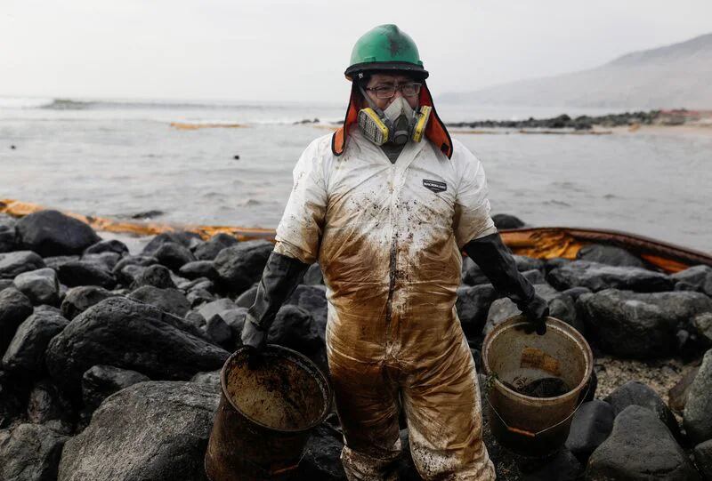 Repsol asegura que 96% de afectados por derrame cobró sus compensaciones económicas, pero pescadores artesanales afirman lo contrario