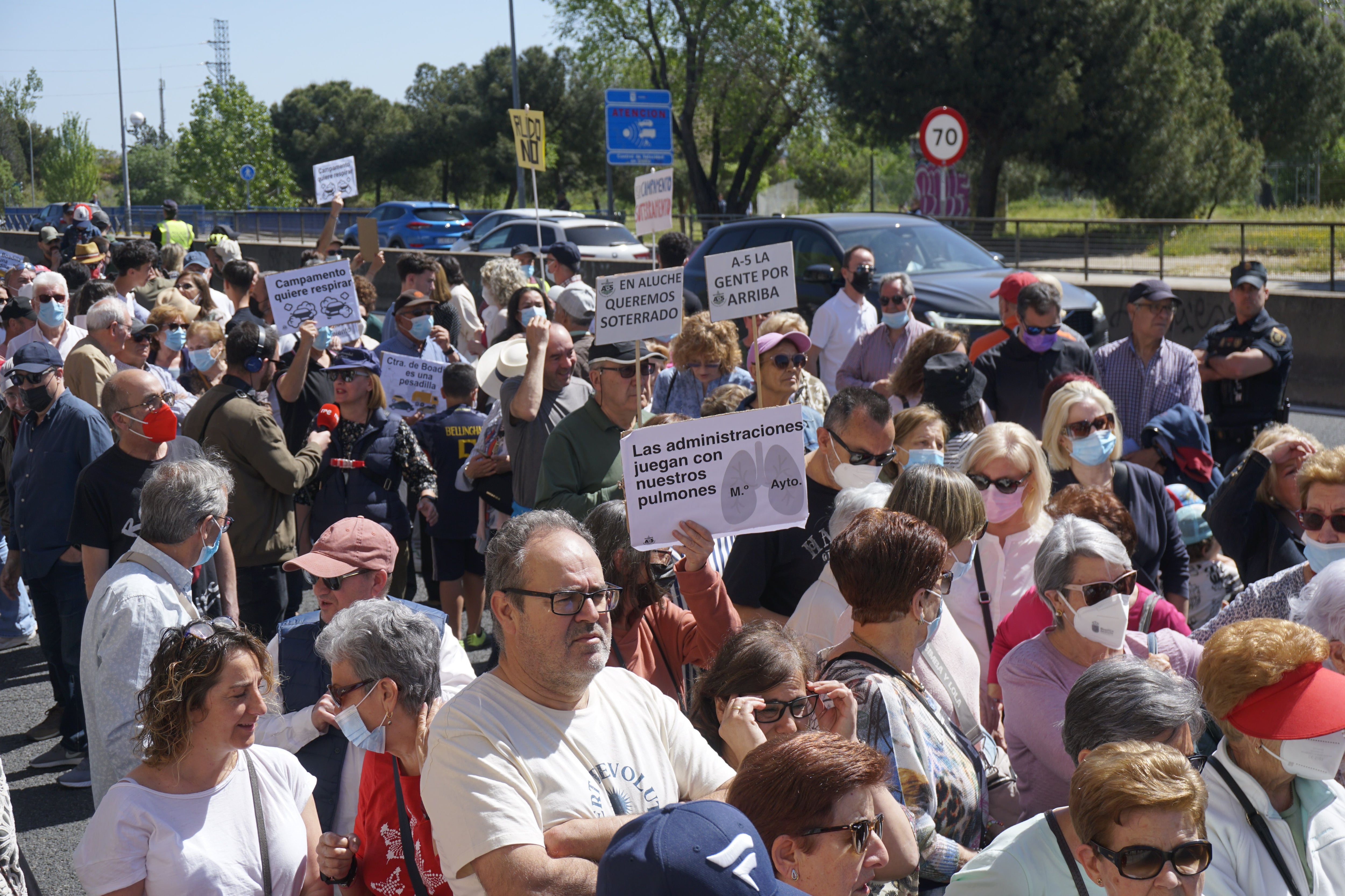 Vecinos protestan en la A-5. (Infobae España)