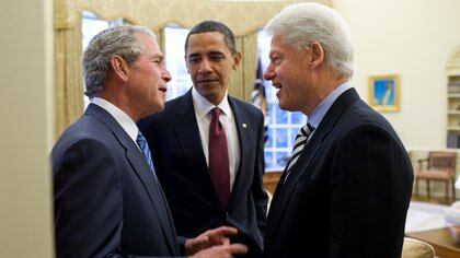FOTO DE ARCHIVO: Bush, Obama y Clinton en el Salón Oval de la Casa Blanca