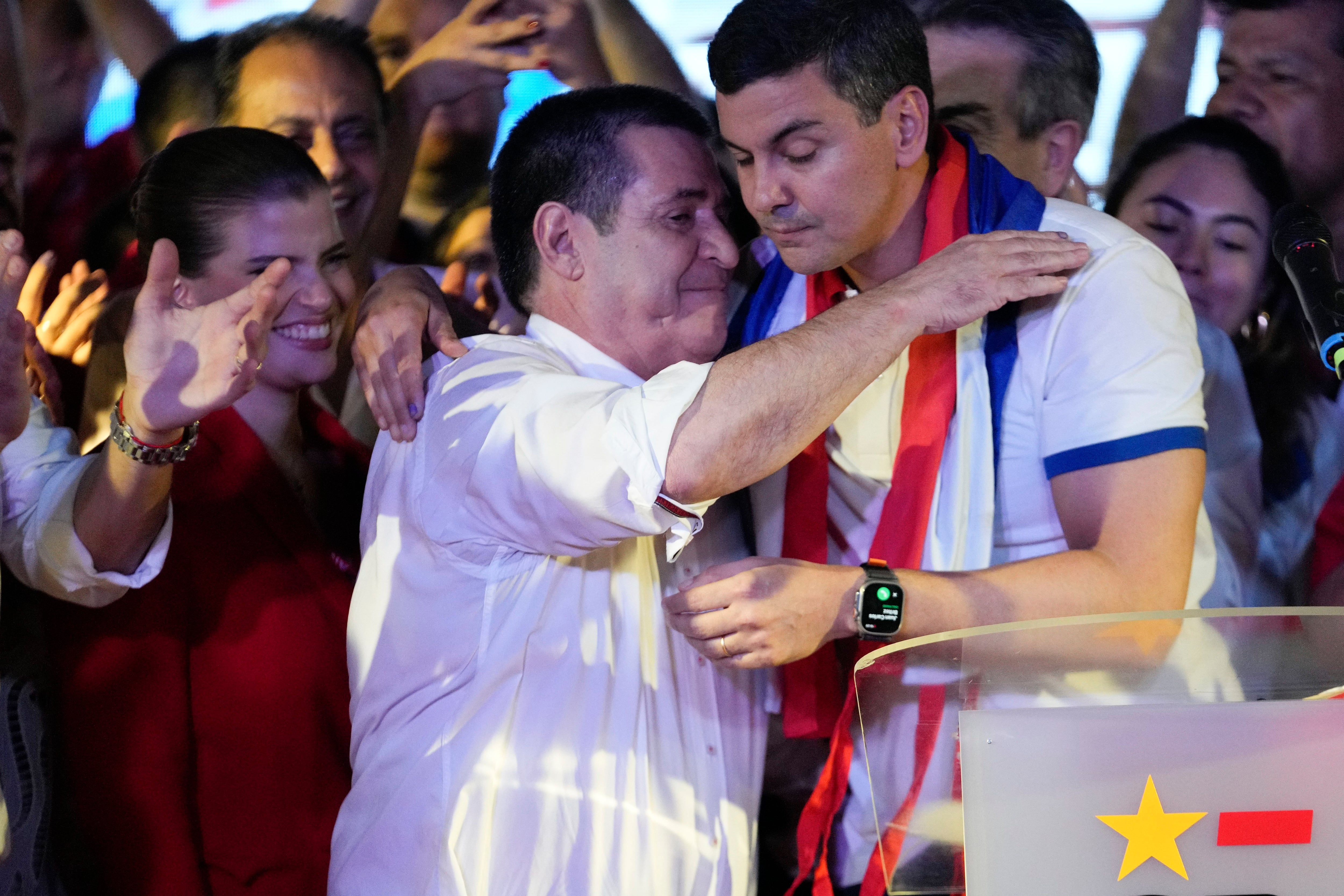 Santiago Peña abraza al ex presidente Horacio Cartes (AP Foto/Jorge Sáenz)
