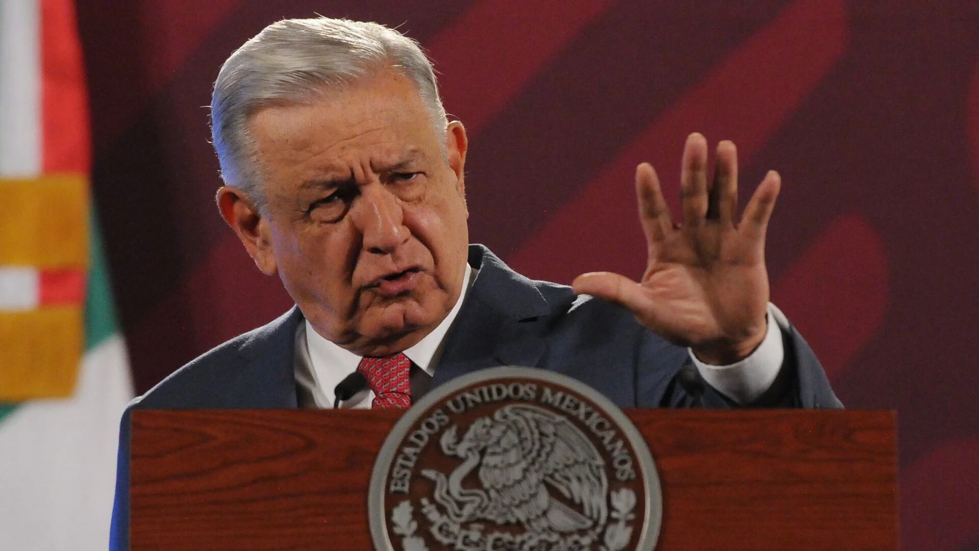 López Obrador criticó esta semana al INE por ordenarle bajar de sus redes las publicaciones en torno a la entrega del bastón de mando a Claudia Sheinbaum.