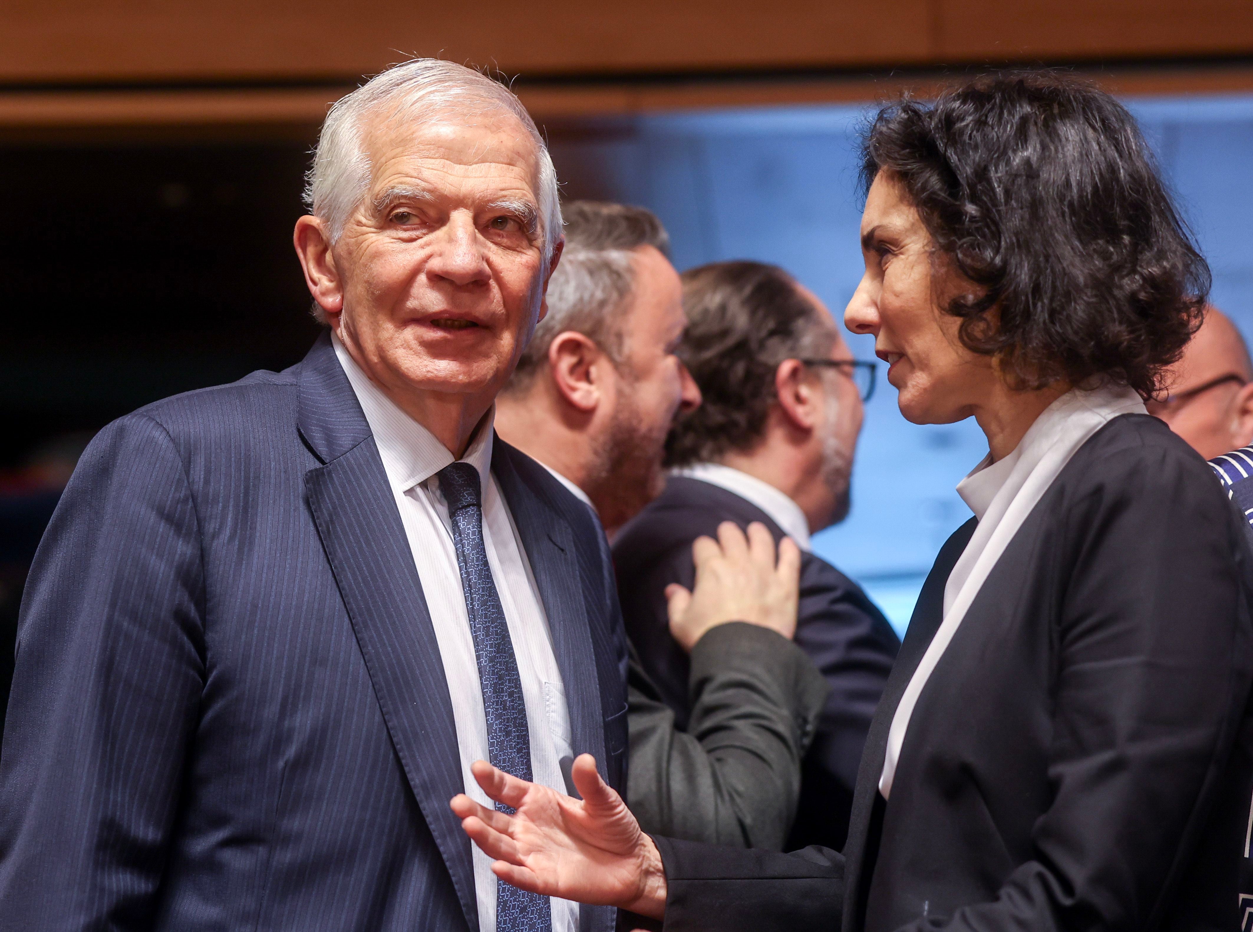 Josep Borrell y la ministra de Asuntos Exteriores de Bélgica, Hadja Lahbib conversan al inicio de un Consejo Europeo de Asuntos Exteriores en Luxemburgo(EFE/EPA/OLIVIER HOSLET)