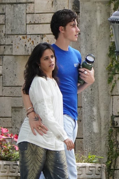 Romántico paseo. Camila Cabello y Shawn Mendes disfrutaron de un día al aire libre en las calles de su vecindario en Miami. Caminaron abrazados y más tarde ella aprovechó para andar en bicicleta