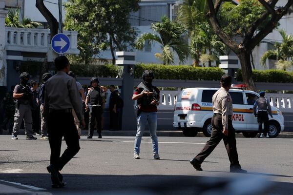 PolicÃ­as en el lugar del ataqueÂ (REUTERS/Beawiharta)